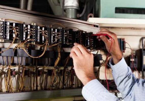 Instrukcje produkcyjne dla elektryka dotyczące naprawy i konserwacji sprzętu elektrycznego